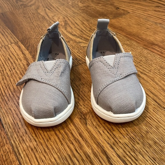Kids Toms Shoes. Size 5. Never Worn. - Picture 4 of 10